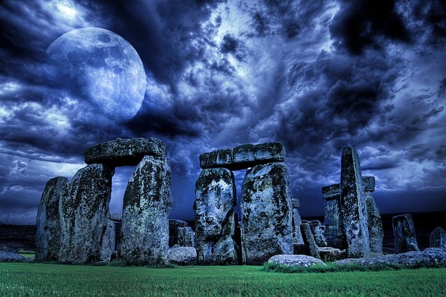 Stonehenge com suas pedras gigantescas, sendo que duas pedras maiores sustentam uma pedra em cima