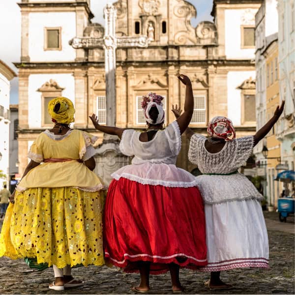 3 baianas vestidas com trajes típicos, no pelourinho em Salvador