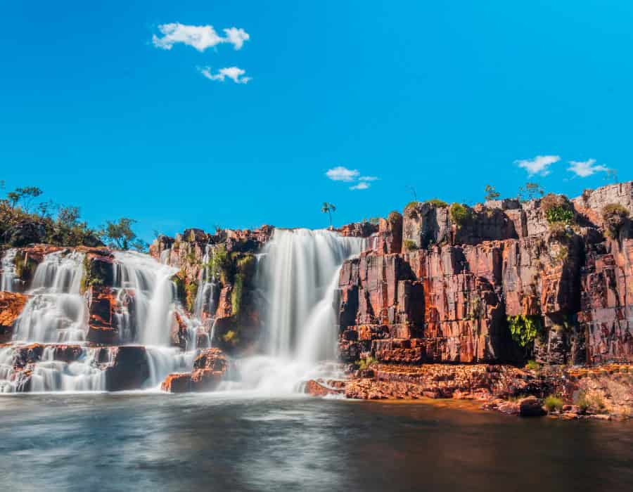 Duas cachoeiras bem calmas dentre um morro pequeno de pedra na Chapada dos Veadeiros