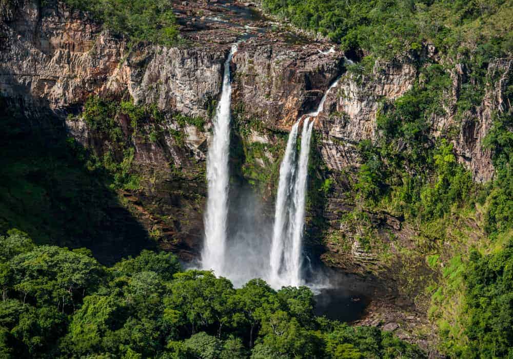 Duas grandes cachoeiras em um cânion na Chapada dos Veadeiros