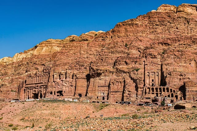 Cidade de Petra esculpida em uma montanha de pedras