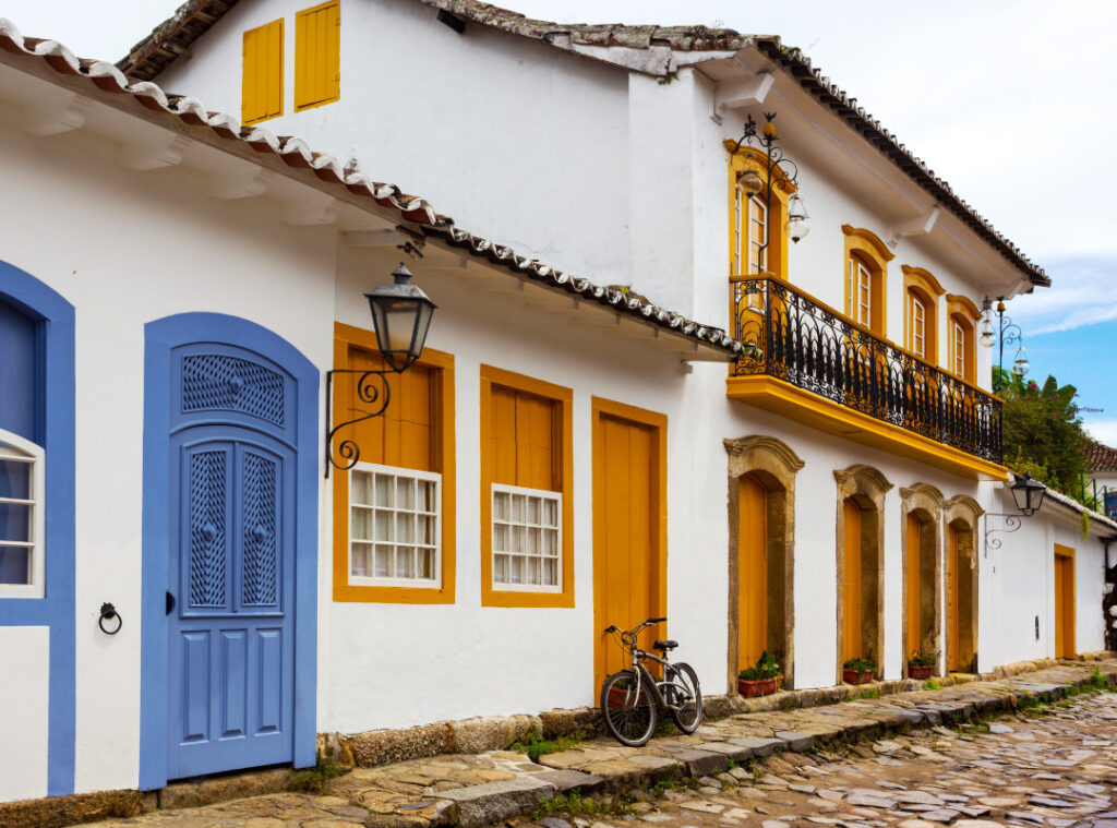 casinhas coloridas em uma rua de paralelepípedo na cidade de Paraty RJ