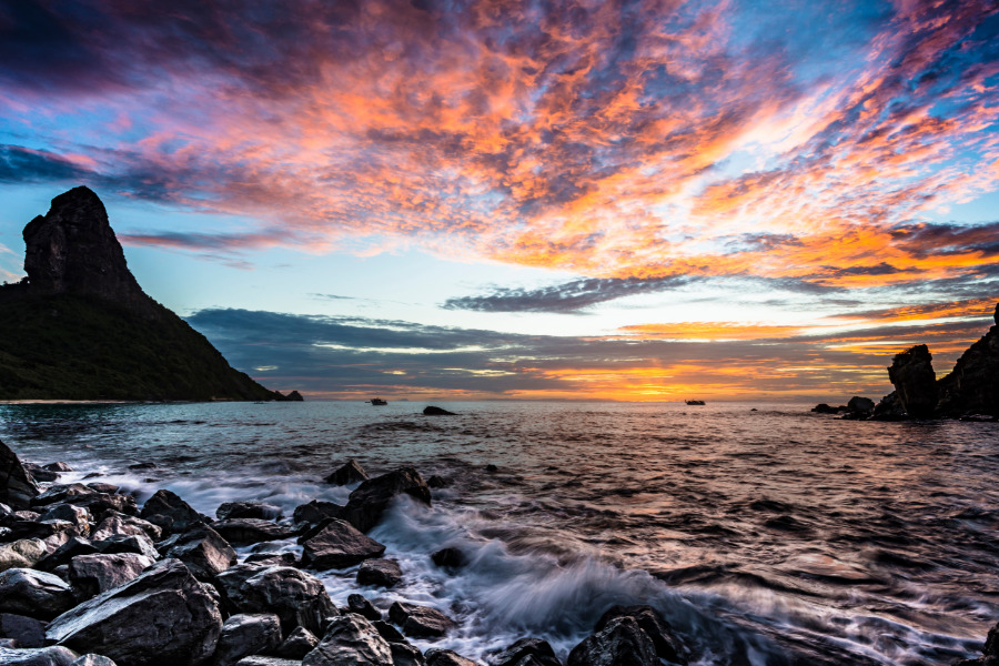 céu colorido em cima do mar em Fernando de Noronha