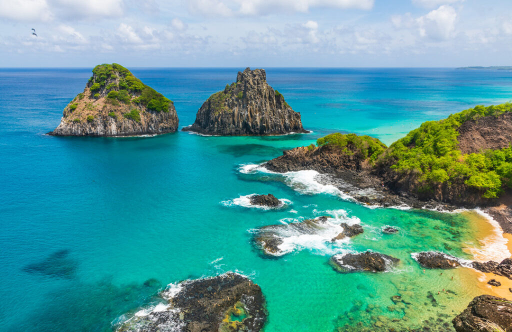 duas ilhas em um mar de vários tons de verde em Fernando de Noronha