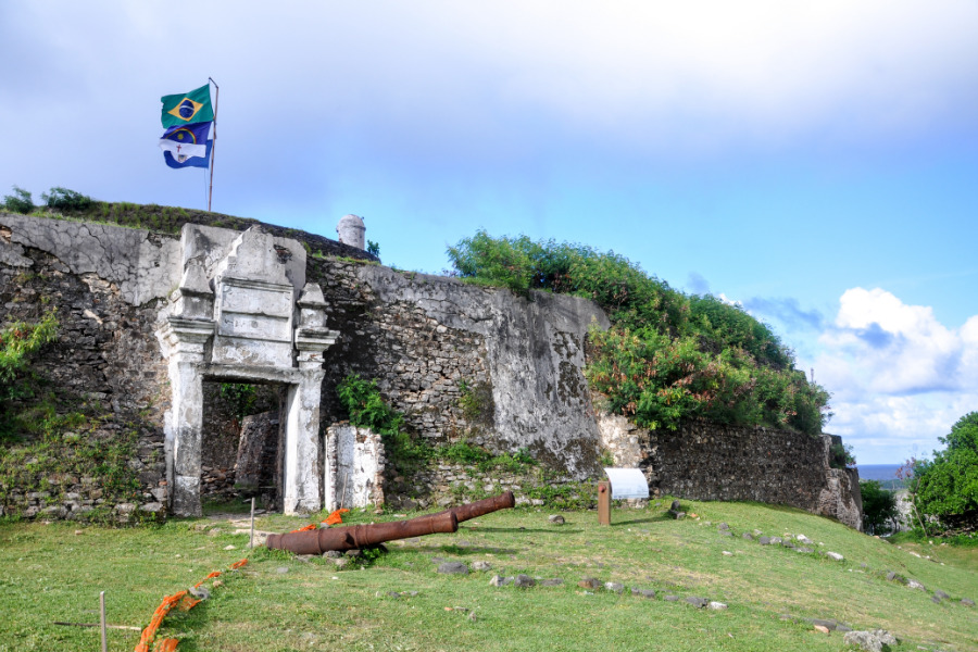 forte com canhão antigo em Fernando de Noronha