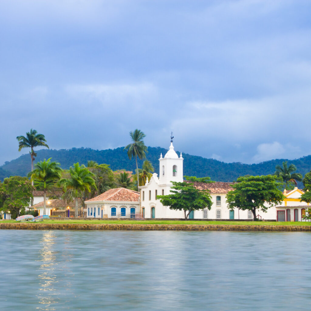 imagem da cidade com a igreja principal inteira de Paraty RJ em frente ao mar