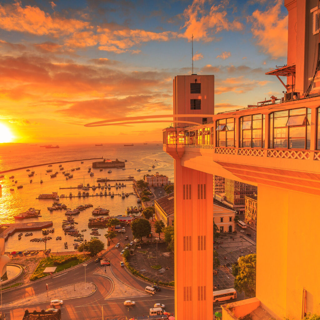 Elevador Lacerda, na cidade de Salvador, visto de cima, com um belo por do sol em sua frente