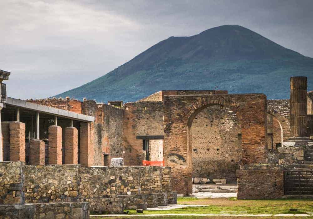 Ao fundo da cidade de Pompeia está o Monte Vesúvio, que é na verdade um vulcão