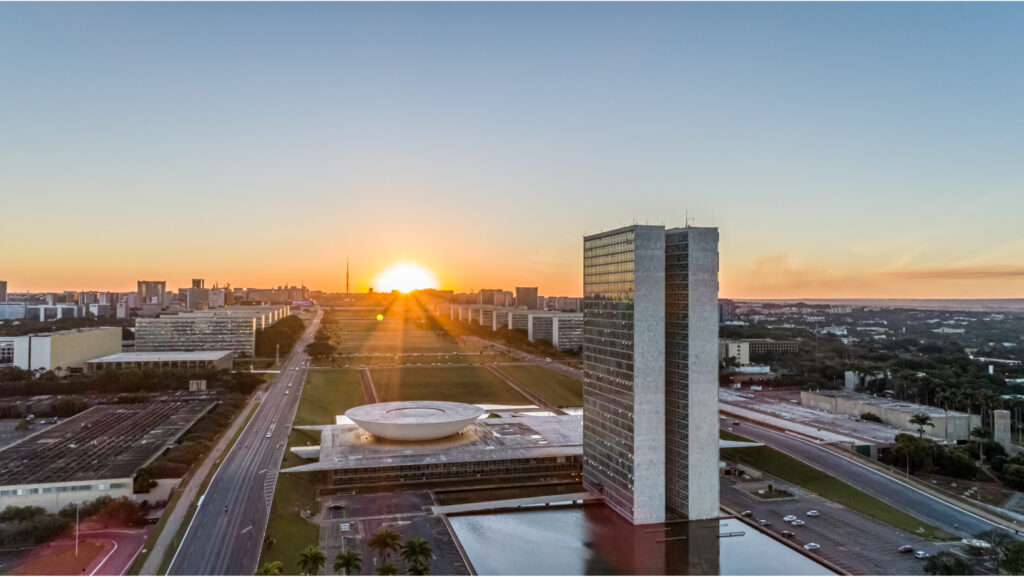 planalto central de Brasília, ao fundo um lindo por do sol