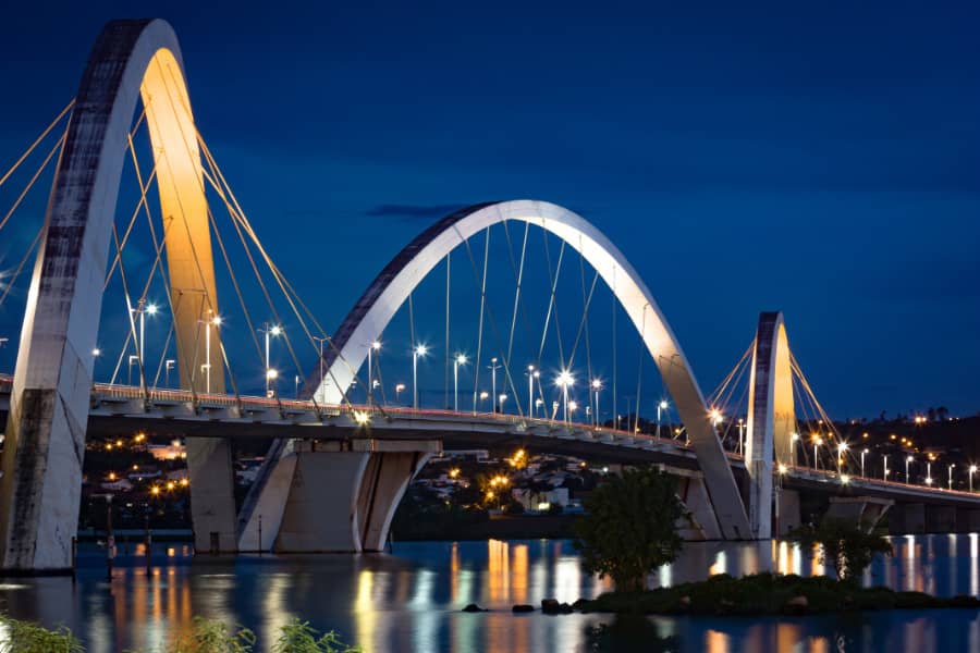 ponte jk bem iluminada a noite, arquitetura de Brasília Distrito federal