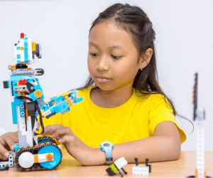 criança montando seu robo com um brinquedo criado pela lego