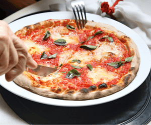 pizza napolitana servida em um prato